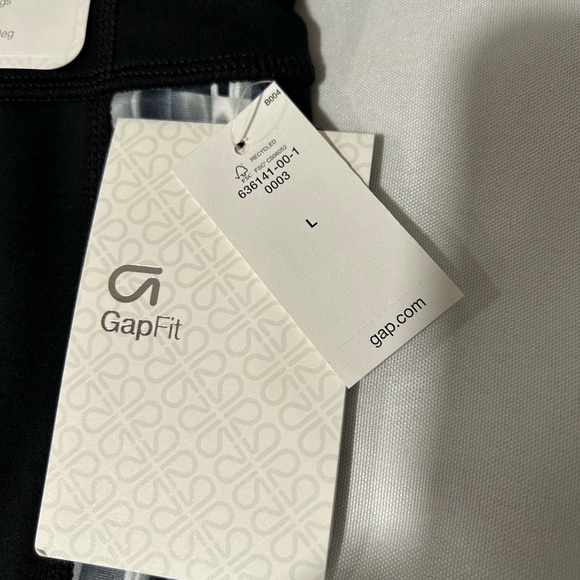 Brand new GapFit leggings high rise fitted through the leg in black,white, gray. - Picture 11 of 12